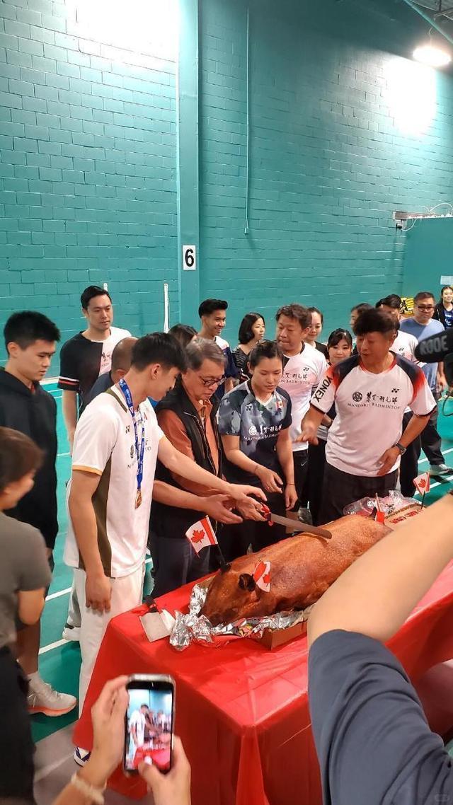 隆重欢迎 网友：系老广无疑了！切乳猪！世锦赛季军赖浩俊回国受(图2)