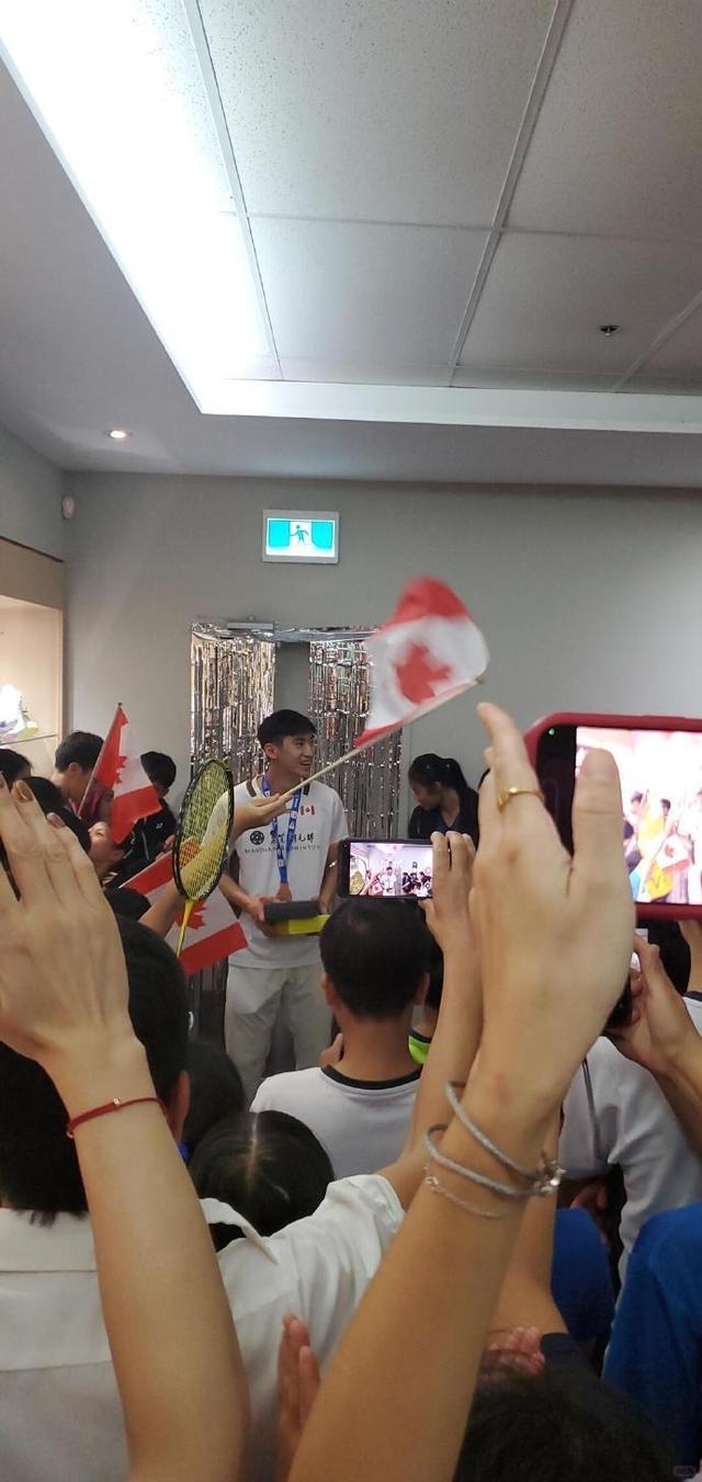 隆重欢迎 网友：系老广无疑了！切乳猪！世锦赛季军赖浩俊回国受